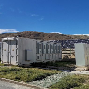 حل متكامل للطاقة الشمسية والتخزين: نظام بقدرة 1.5 ميجاواط/8 ميجاواط ساعة قيد التشغيل