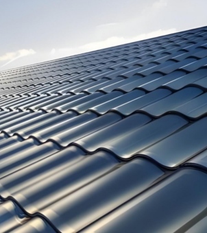 BIPV (Building Integrated Photovoltaic) Curved Roof (Solar & BIPV Solutions) High-Efficiency Solar Photovoltaic HanTile High-End Distributed Vehicle Frame/Residential Application Real Scene Image This close-up photograph, taken from a low angle with a stretched perspective, showcases a modern, large-scale BIPV (Building Integrated Photovoltaic) curved roof system. The image is filled with a neat, uniform matrix of countless horizontally interlocking and vertically layered, deep black solar curved photovoltaic tiles (PV tiles). The tiles extend infinitely from the lower left to the upper right, forming a wavy, undulating, streamlined surface with a composite texture of metal and glass. Each curved tile surface is extremely smooth and delicate, reflecting long, soft, bright white specular highlights under bright natural sunlight, subtly revealing the highly integrated dark monocrystalline silicon or thin-film photovoltaic material structure within the tile. A corner of exceptionally clear sky peeks out in the upper left corner, bathed in soft, pale blue and golden sunlight. The entire photo is free of unnecessary architectural clutter, with a clear distinction between primary and secondary elements, and is well-organized and grand. It perfectly combines the streamlined aesthetics of traditional roof tiles with cutting-edge distributed solar energy technology, showcasing the technological quality of high-end clean energy building materials and the environmentally friendly aesthetic atmosphere of modern low-carbon living.